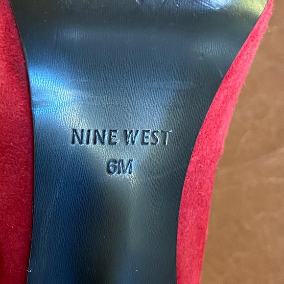 Nine West 6M Red Suede with Gold Toe Cap Pump - Picture 14 of 15